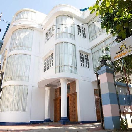Majesty Hotel Янгон Экстерьер фото