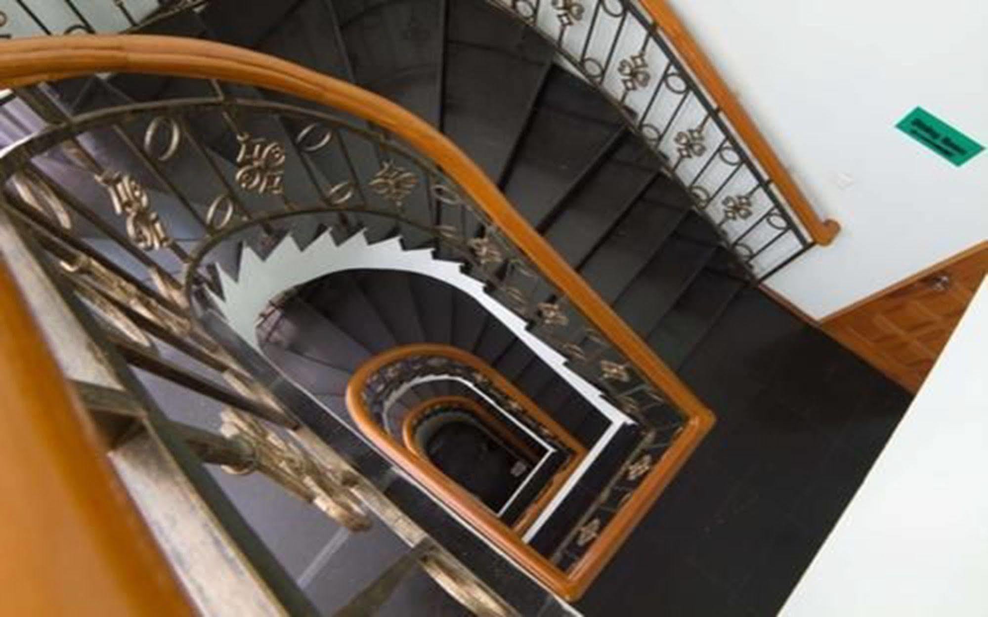 Majesty Hotel Янгон Экстерьер фото
